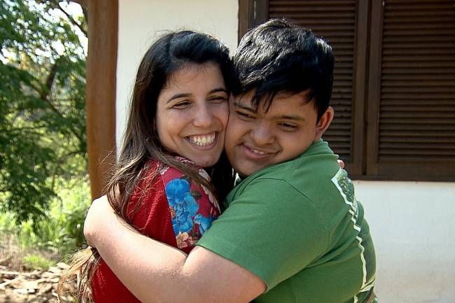 Ana Ariel com o filho Antônio, que não vê o pai há 12 anos (Foto: Reprodução)
